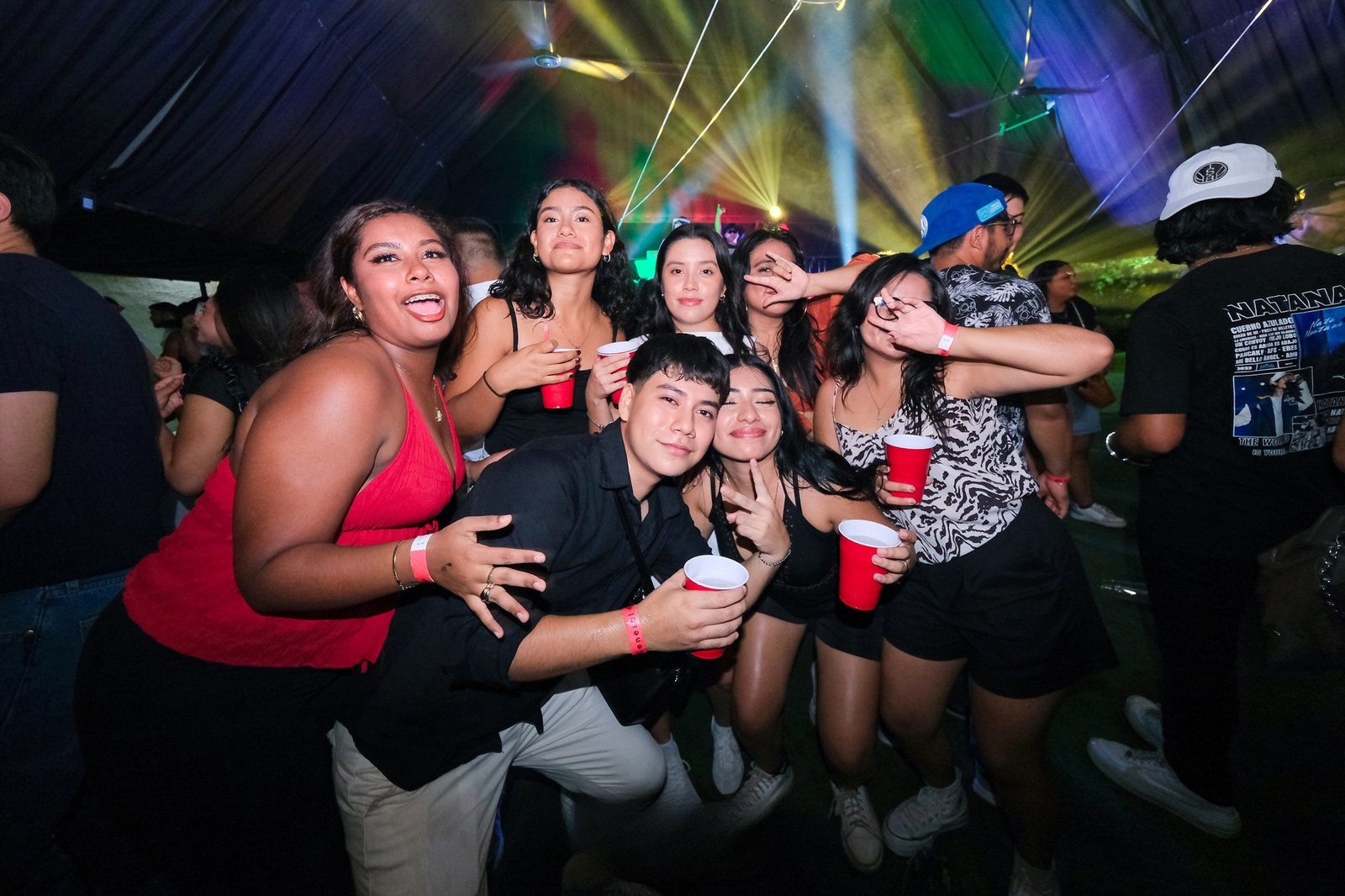 Grupo celebrando en evento social nocturno