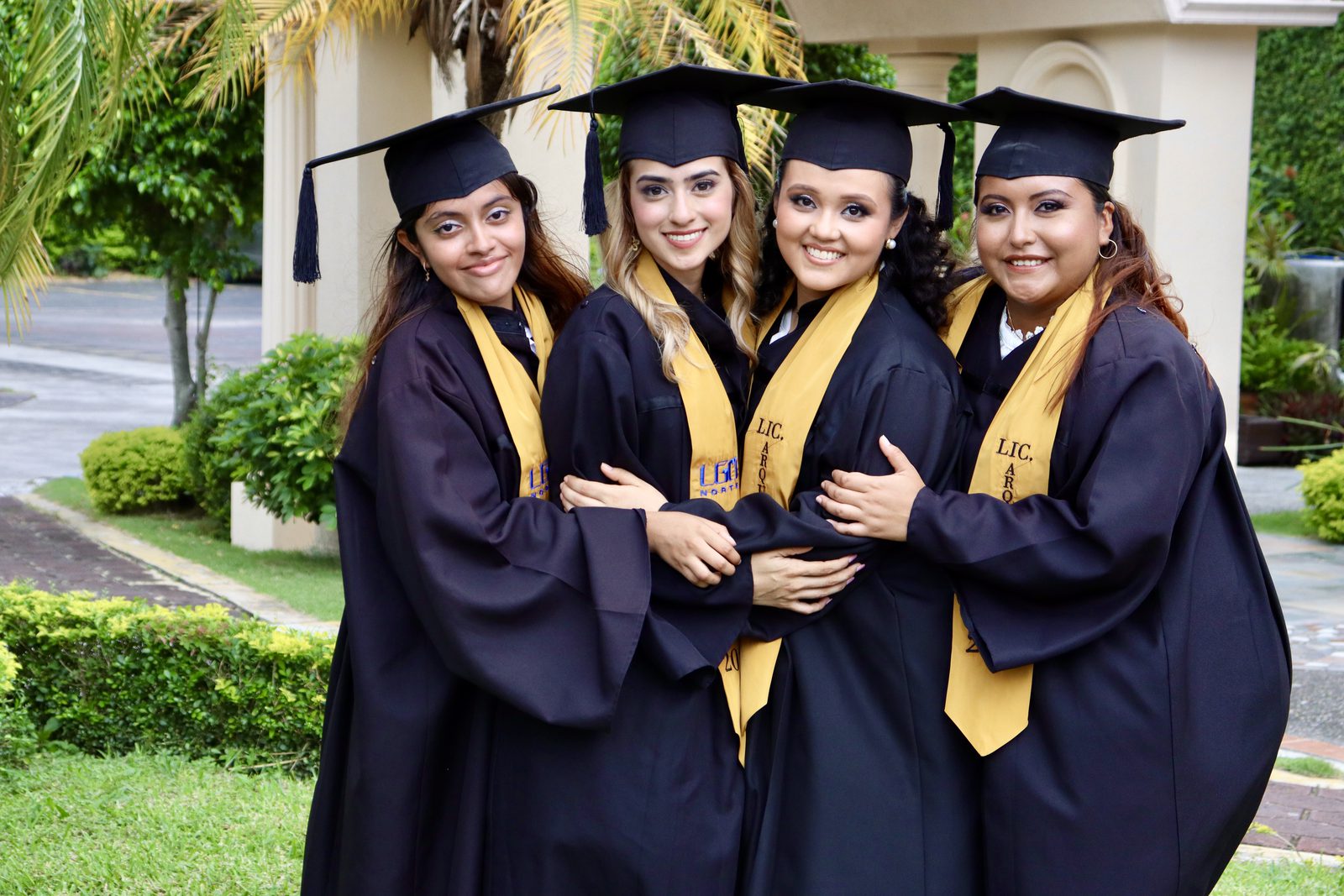 Graduadas con toga y estola en exteriores