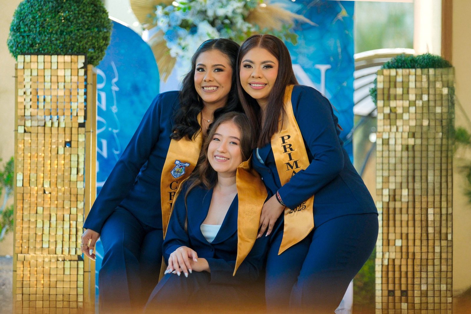 Retrato de graduación con estolas doradas
